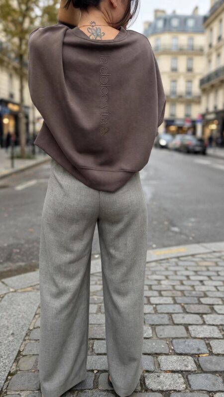 Sweat-shirt femme marron taupe à manches longues avec pantalon large gris taupe taille haute, look décontracté chic.
