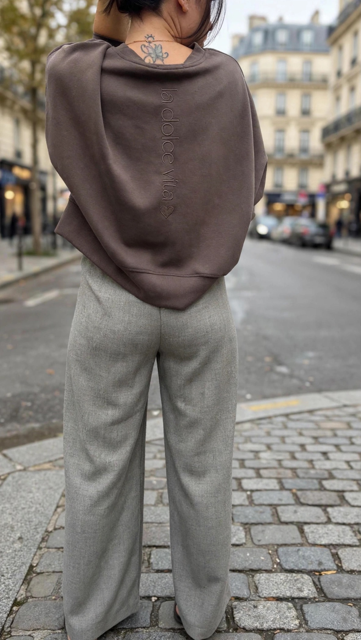 Sweat-shirt femme marron taupe à manches longues avec pantalon large gris taupe taille haute, look décontracté chic.