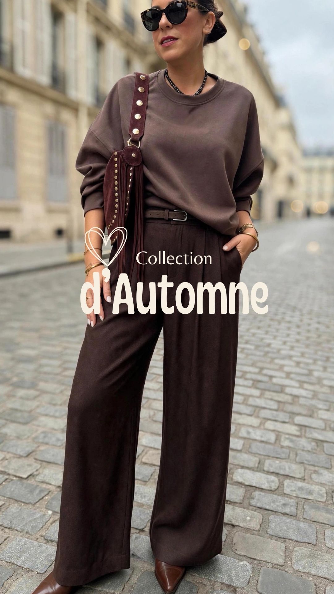 Collection d’automne femme avec pantalon fluide marron et haut marron dans les rues de Paris